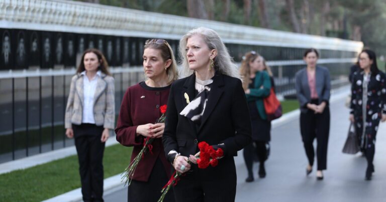 ABŞ Dövlət katibinin müavini Bakıda şəhidlərin xatirəsini yad edib