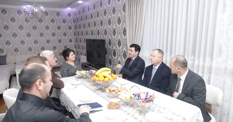 Elnur Rzayev şəhid Riyad Əliyarovun ailəsini ziyarət edib – FOTOLAR