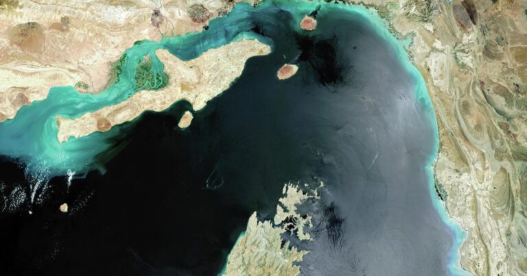 İran Hörmüz boğazını bağlayır