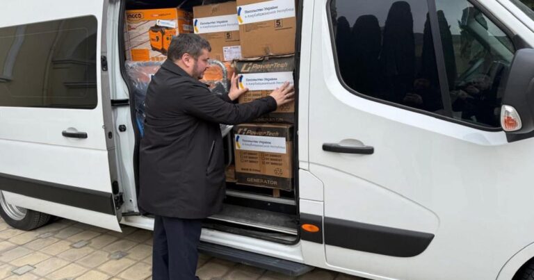 Azərbaycan vətəndaşları Ukraynaya humanitar yardım göndərib Azərbaycan vətəndaşları Ukraynaya humanitar yardım göndərib