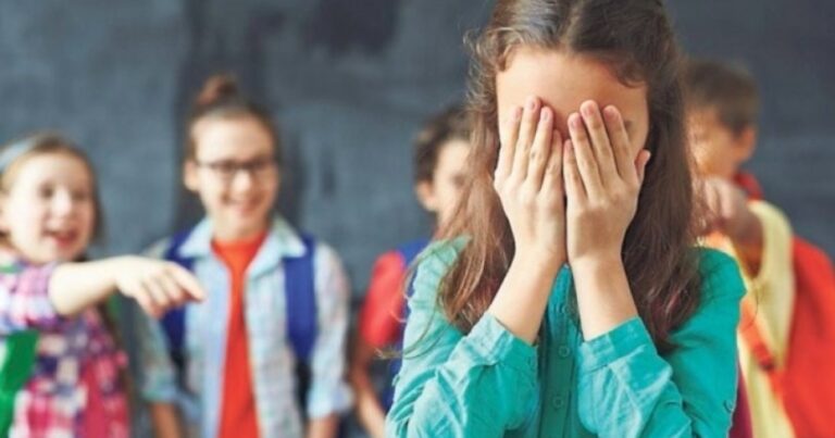 Uşağı döyərək tərbiyə edən müəllim cərimələnəcək