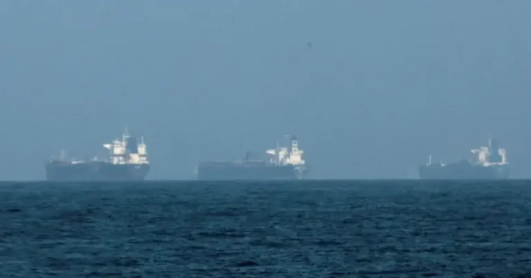 Hörmüz boğazında gəmi mərmi ilə vurulub