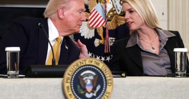 Tramp baş prokuror Pem Bondini vəzifədən azad edib