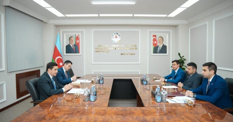 Ədliyyə naziri “Yüksəliş” müsabiqəsinin qalibləri ilə görüşüb