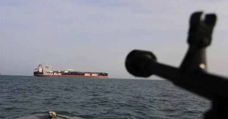 “Hörmüz boğazını keçməyə çalışan iki ticarət gəmisi atəşə tutulub” – “Reuters”