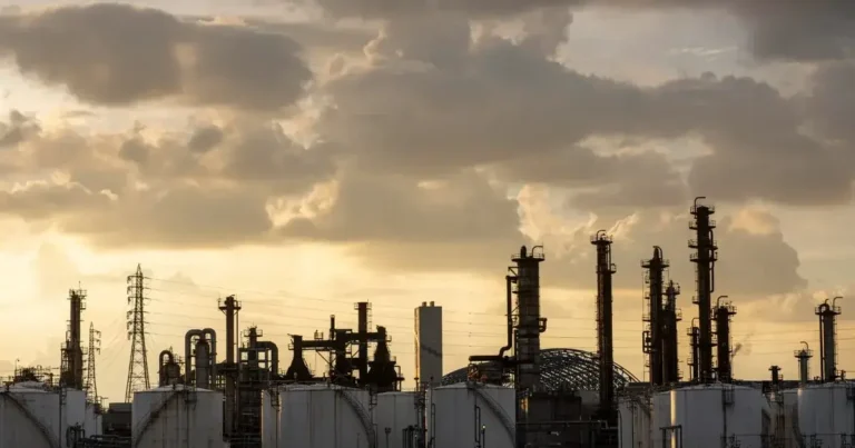 “Yaponiya sənayesi nafta təchizatında fasilələr riski ilə üzləşir” – Nikkei