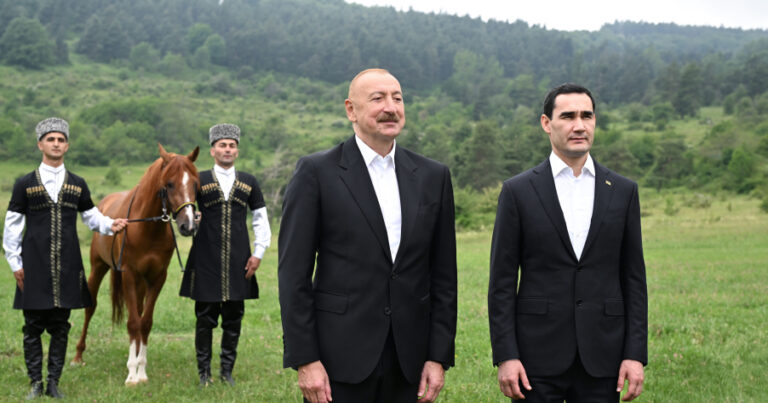 İlham Əliyev Türkmənistan Prezidentinə Qarabağ atı hədiyyə etdi – FOTO