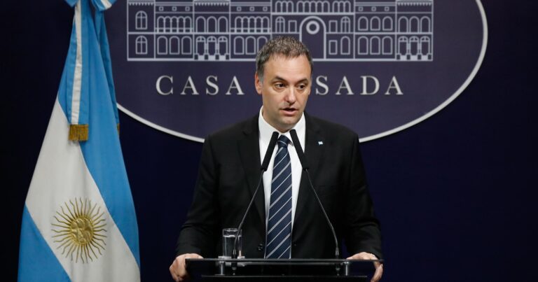 Argentinanın Baş naziri istefa verdi