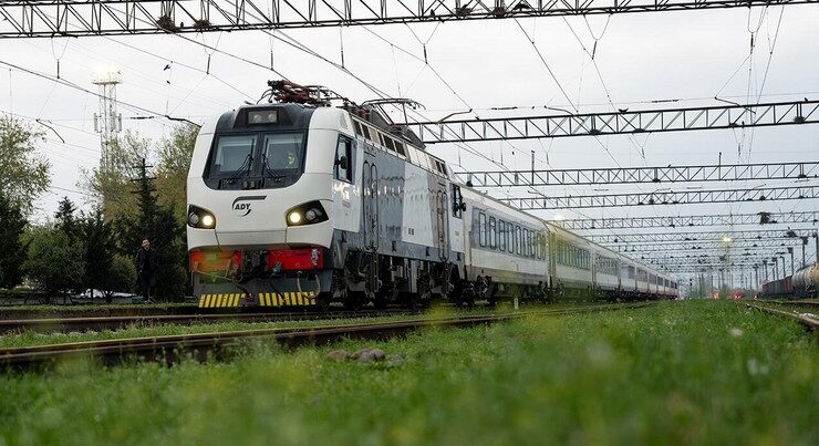 Abşeronda külək elektrik enerjisini kəsdi: Qatarların hərəkəti yubandı