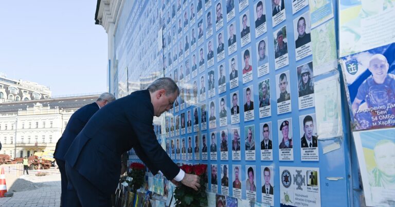 Ceyhun Bayramov Ukraynada memorialı ziyarət etdi