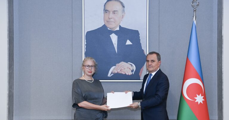 Ceyhun Bayramov İsveçin yeni səfirini qəbul etdi Ceyhun Bayramov İsveçin yeni səfirini qəbul etdi