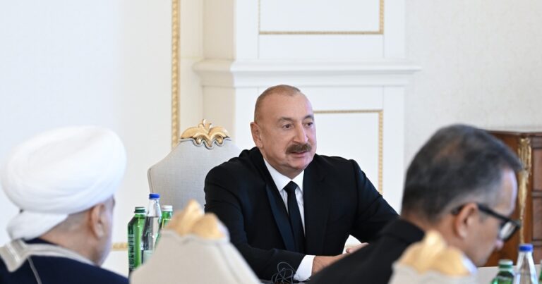 Prezident: Qəbirləri qazıb ölülərin qızıl dişlərini çıxarırdılar