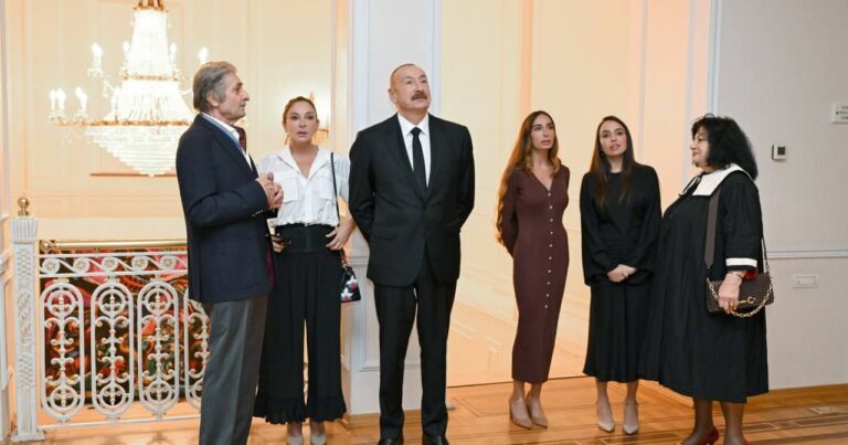 Prezident və ailəsi sərgidə..