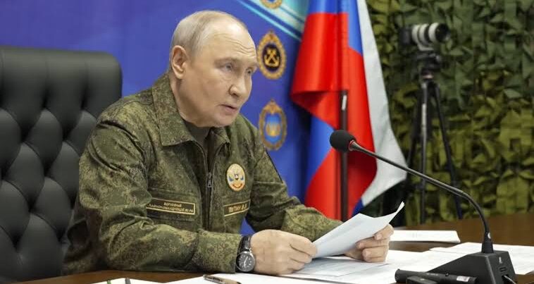 Putin hərbi müşavirə keçirdi: Zərbələrə davam edin!