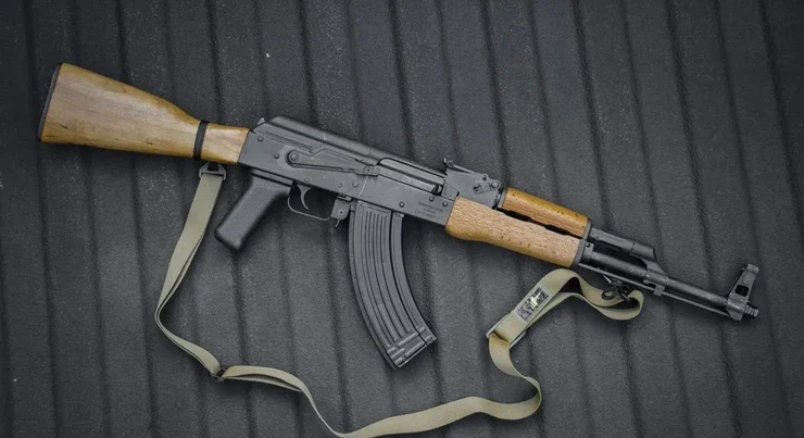 Məhkumun köhnə tikilidə gizlətdiyi avtomat aşkarlandı