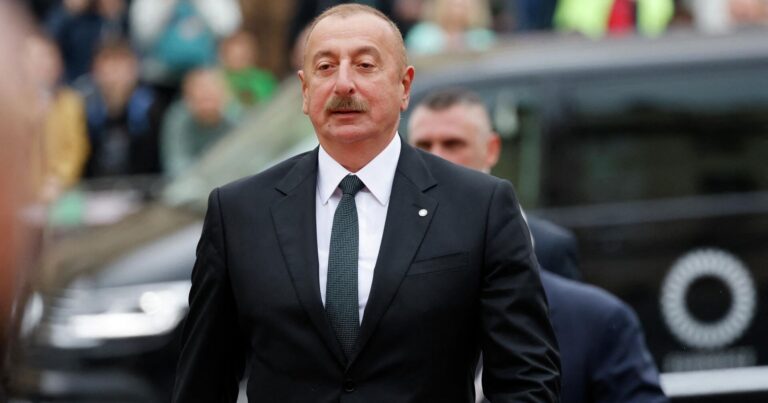 İlham Əliyev Baş naziri qarşıladı
